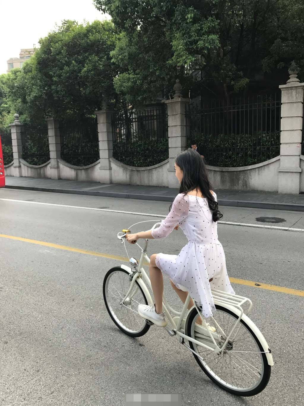 网友偶遇baby骑车照片她身穿薄纱裙骑自行车少女范十足