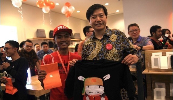 “社会我雷哥，钱多货也多”：印尼第三家小米授权店开业