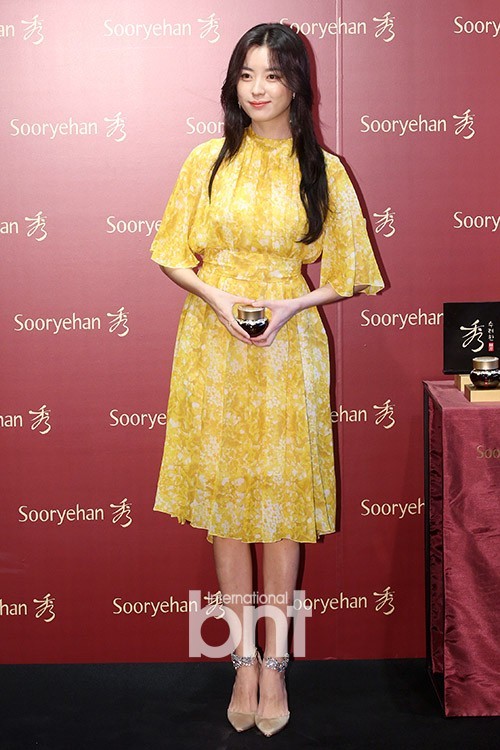 演员韩孝周出席某品牌年末慈善义卖会   长裙优雅笑容迷人