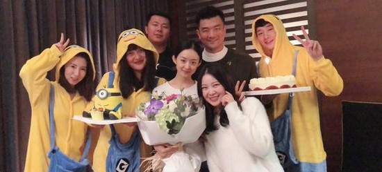 赵丽颖工作人员微博晒出团队给经纪人过生日照片：素颜赵丽颖十分抢镜