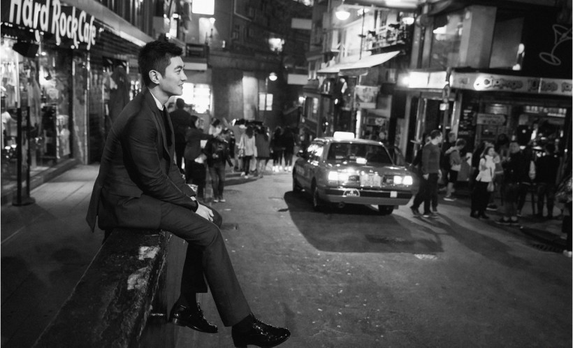 杜江质感写真;暗红色西服套装漫步香港街头!迷离夜色下十分抢镜 杜江质感写真;暗红色西服套装漫步香港街头!迷离夜色下十分抢镜