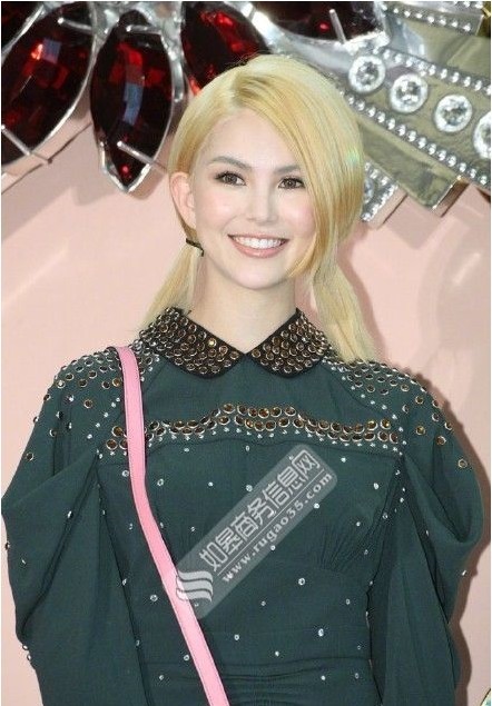 昆凌写真照曝光：浅色短发搭配露肩上衣，笑容甜美！非常具有少女感