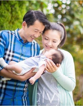孙茜老公蔡远航晒出儿子海边玩耍照片：蔡小宝沙滩上玩的不亦乐乎