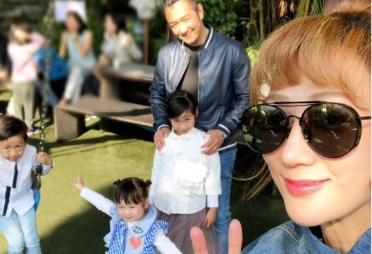 陈浩民妻子蒋丽莎晒出照片：她与老公陈浩民带着四个孩子出门游玩