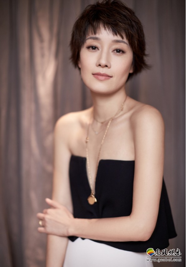 马伊琍时尚写真大片：露出精致性感锁骨，展露招牌甜笑，魅力满分