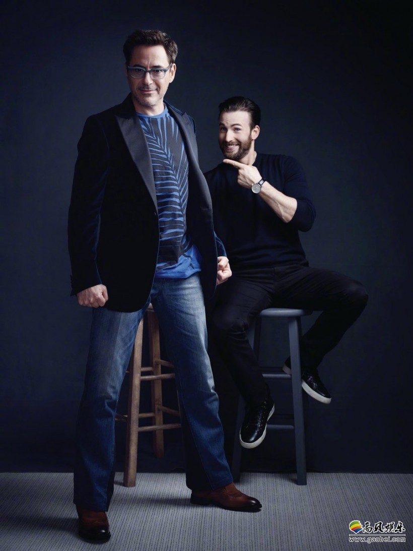 小罗伯特唐尼和克里斯埃文斯写真旧照两人坐板凳摆出各种有趣姿势