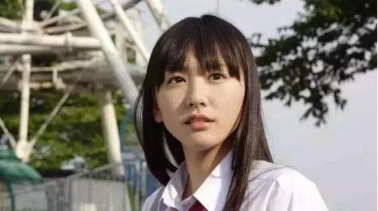 夏季来临新广告跟着换季：新垣结衣身穿细肩带背心，难得大露雪白美肌
