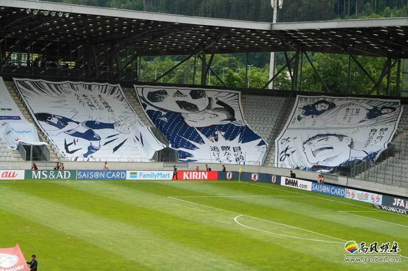 世界杯1/8决赛中：球迷展开巨幅Tifo，正是球迷启蒙作《足球小将》