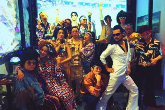 张歆艺微博晒出party照：众人都是上世纪80年代舞厅disco复古风的打扮