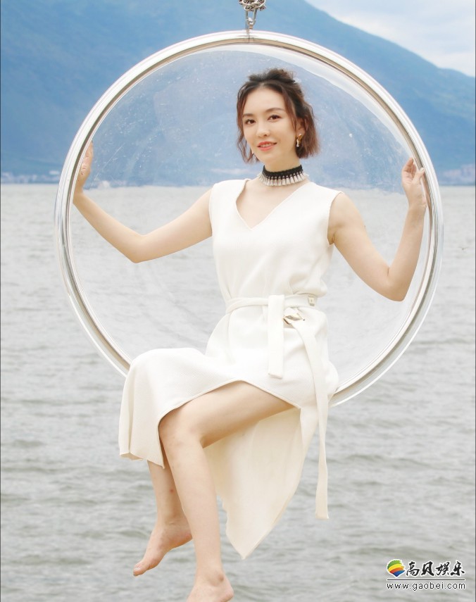 吕佳容首曝大理清新写真：身穿白色长裙的吕佳容，仿佛海仙子可爱迷人
