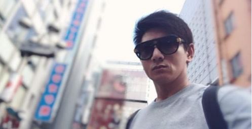 吴奇隆微博晒出一组照片：身穿灰色T恤，面带黑超，表情冷峻，十分帅气
