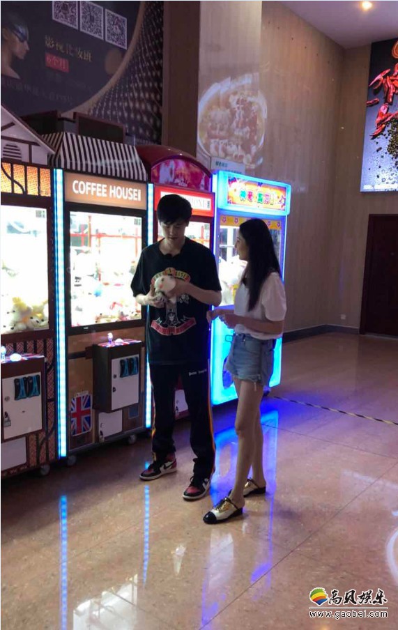 网友在横店偶遇颖儿付辛博甜蜜约会:两人一副休闲打扮,约会相当轻松 网友在横店偶遇颖儿付辛博甜蜜约会:两人一副休闲打扮,约会相当轻松
