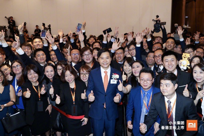 雷军在港交所一声锣响！宣告小米正式上市：直径加长80%“加大版铜锣”