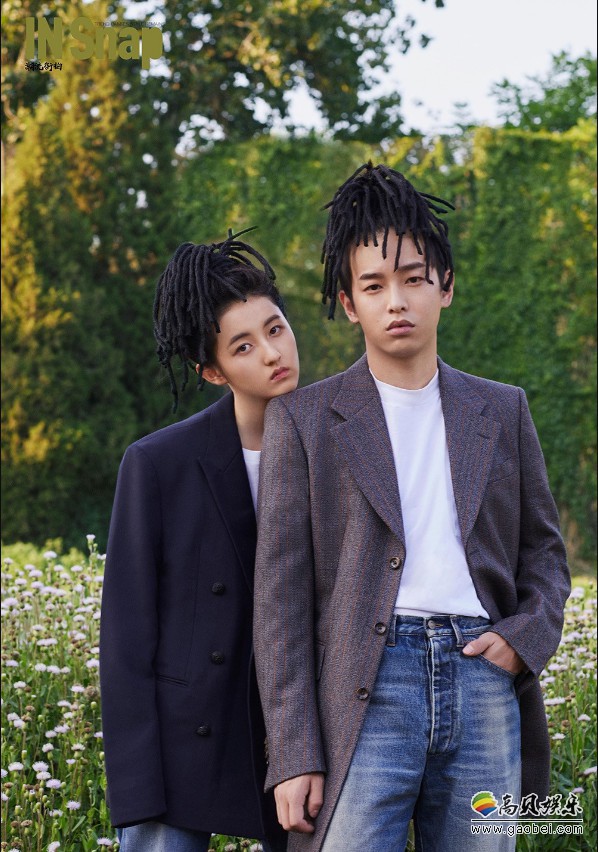 演员张子枫和彭昱畅合体登上杂志封面：两人头顶菠萝头引起网友的热议