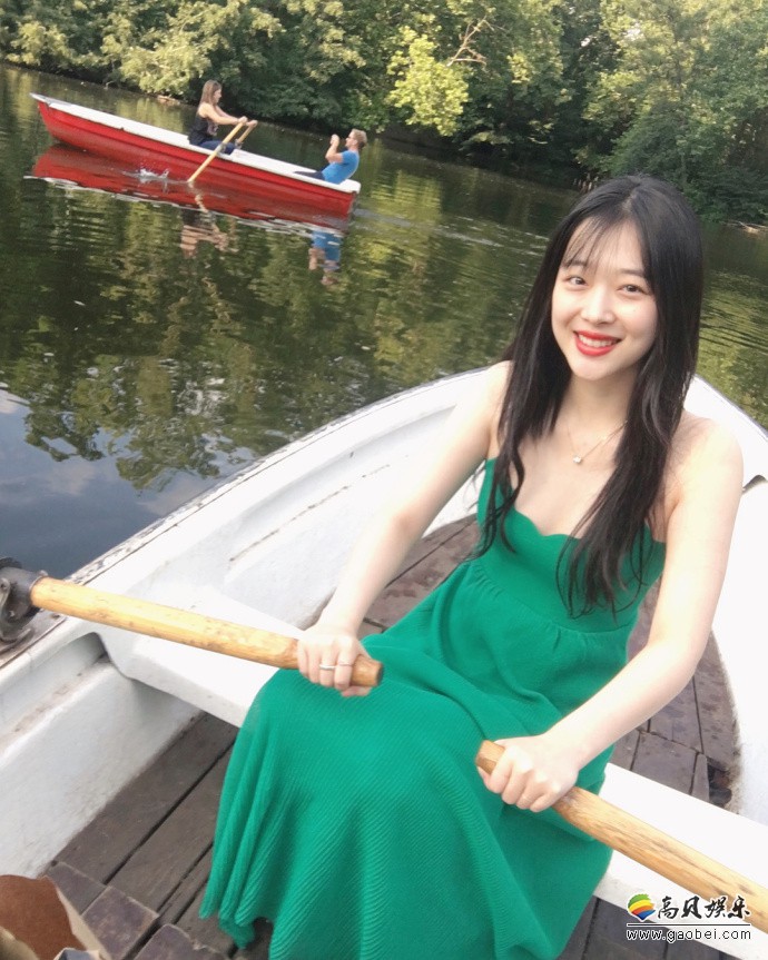 雪莉晒出美照：绿色吊带连衣裙妆容精致少女感十足！外国友人热情互动