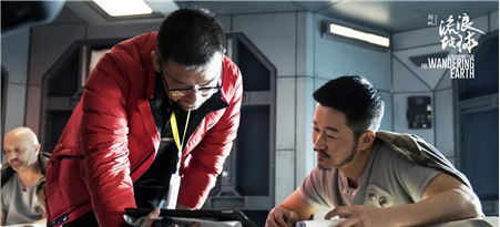 刘慈欣科幻巨作同名电影《流浪地球》首部预告片：吴京饰演宇航员亮相