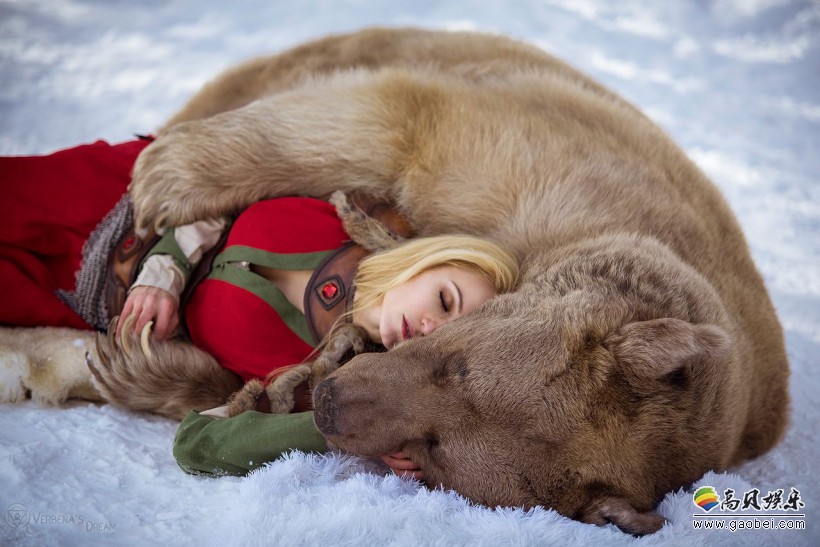 战斗民族美女与熊写真美女与野兽现实版俄罗斯妹子与毛熊拥吻