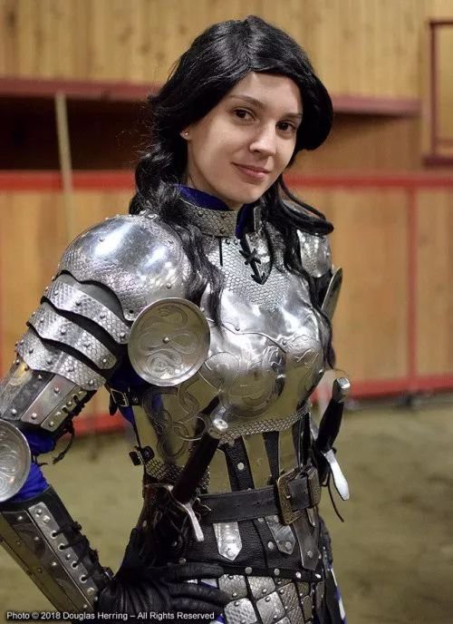 中世纪女战士与男性没区别携带男性武器身穿男性服饰军队风貌十足