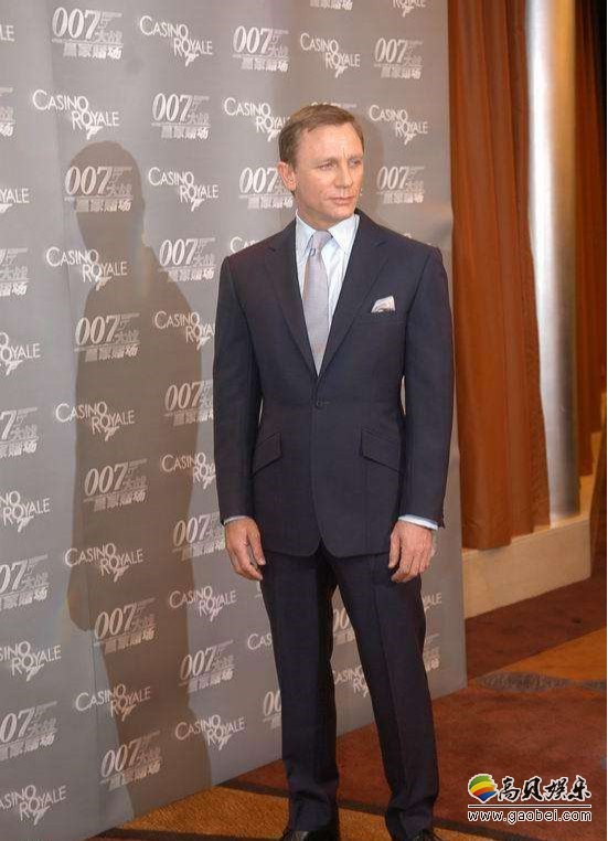 《007》电影《邦德25》发布首张宣传照：丹尼尔克雷格西装墨镜帅气登场