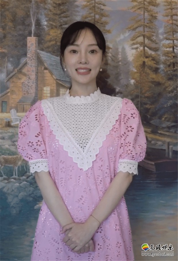 李小璐晒出视频宣传新剧《读心》：视频中她身穿粉色长裙，尽显温柔气质