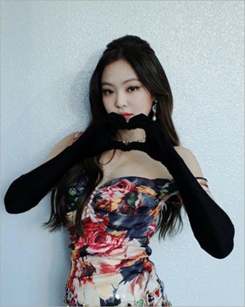 韩国女团blackpink成员jennie发布性感照,展示其凹凸有致的完美身材