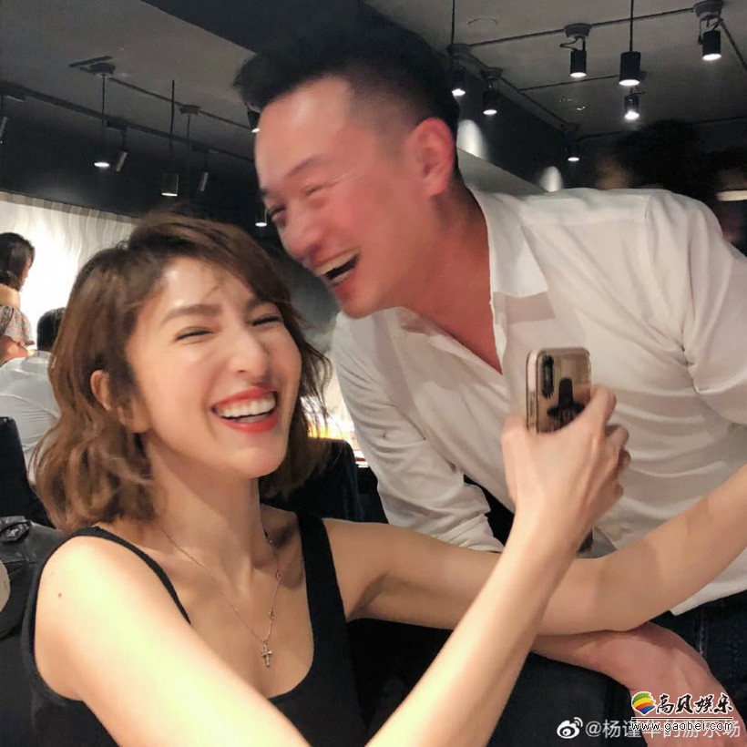 杨谨华晒出去年求婚现场照,纪念结婚一周年!她与老公幸福相拥十分甜蜜