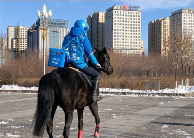 呼和浩特骑马送外卖登上热搜小哥表示最近下雪比较严重想到骑马方式