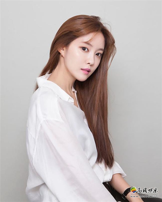 韩国人气歌手朴孝敏公开了全新简历形象照片.