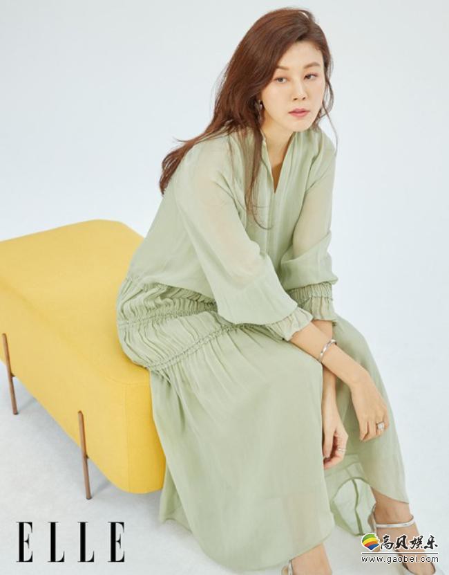 韩国女艺人金荷娜最新时装写真近日在网上曝光，吸引了广大粉丝们的目光