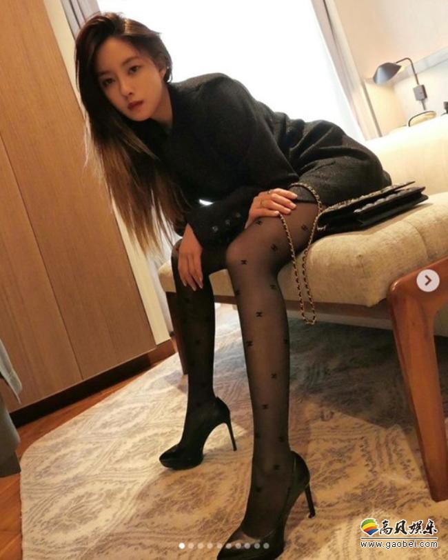 T-ara孝敏近日在社交网络发布多张近照，性感丝袜美腿造型吸引粉丝目光