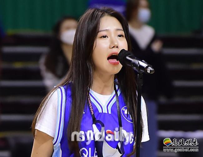 宋河艺在首尔蚕室体育馆担任篮球比赛开场嘉宾，彰显自身的不俗演唱实力
