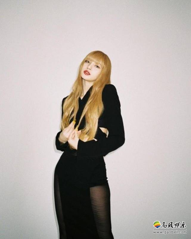 韩国女团blackpink成员lisa近日在社交网站发布一组近照,乖巧模样