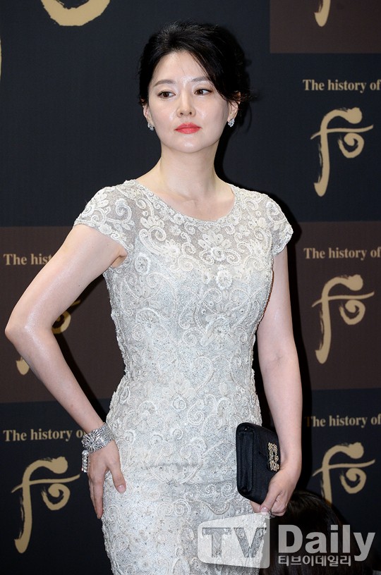 女星李英爱出席某品牌上市活动 银色礼服亮相展现气场十足的女神魅力