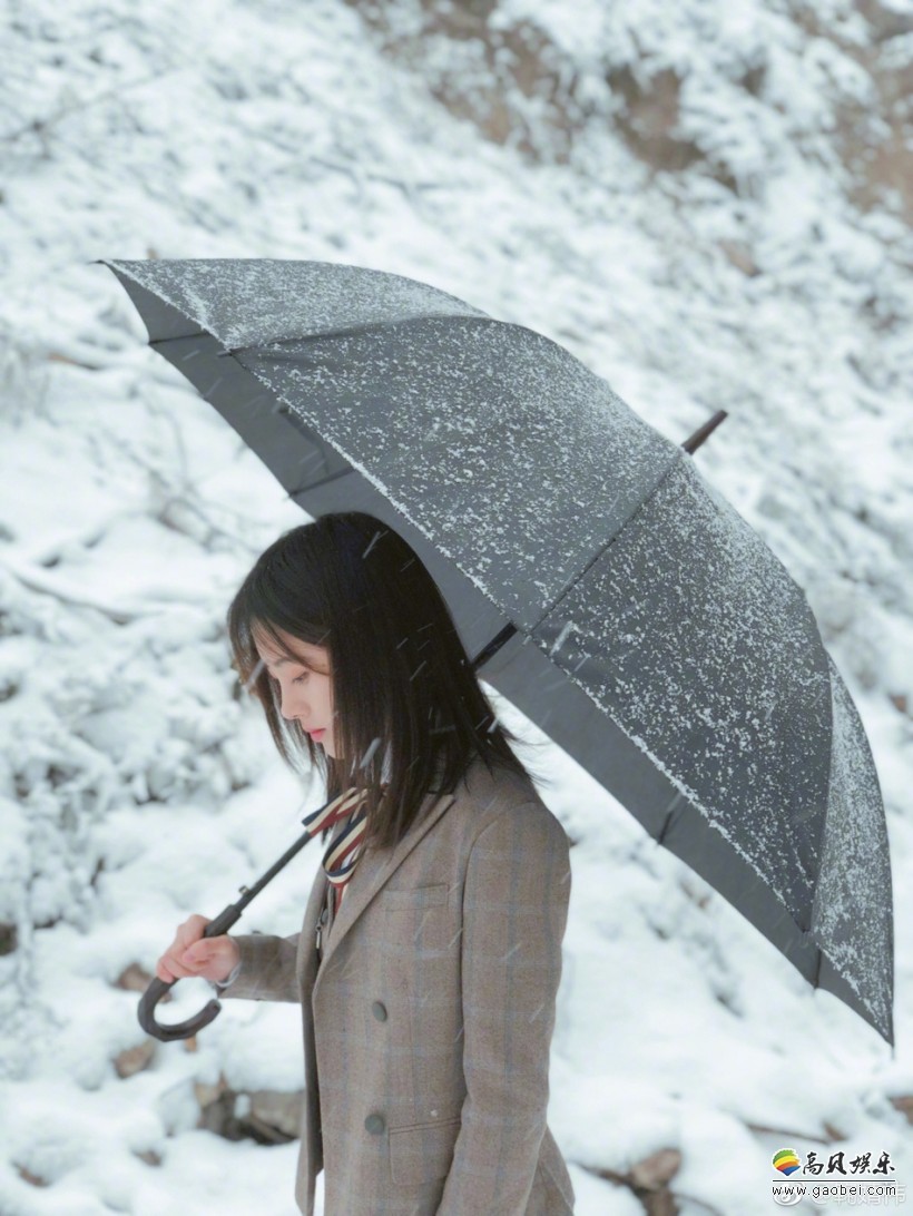 鞠婧祎晒出雪地写真穿着小西服撑起雨伞漫步雪中甜美可爱笑容