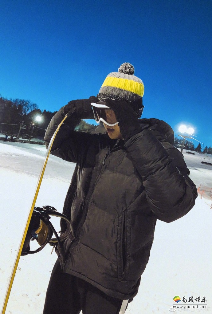 吳亦凡分享運動日常戴著帽子和滑雪護目鏡手撐滑雪板帥氣拉風