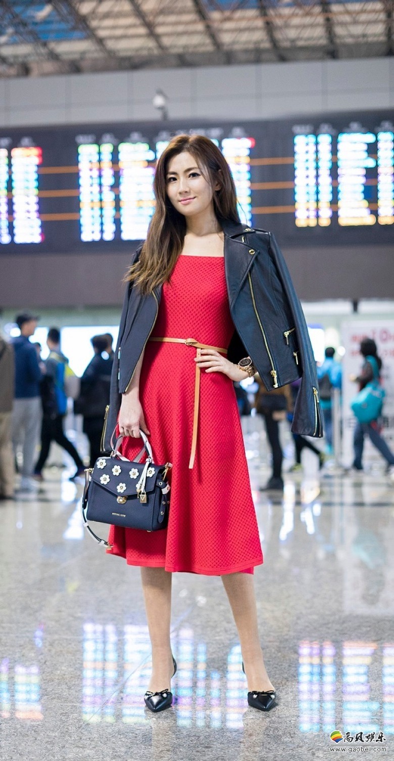 任家萱selina红色连衣裙搭配黑色皮衣现身台北机场甜美中展现型格