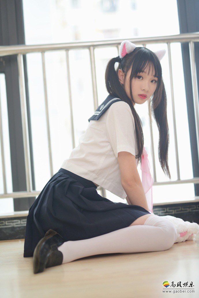 性感妹子cosplay写真:水手服 双马尾 过膝袜 兔耳朵!简直萌翻了