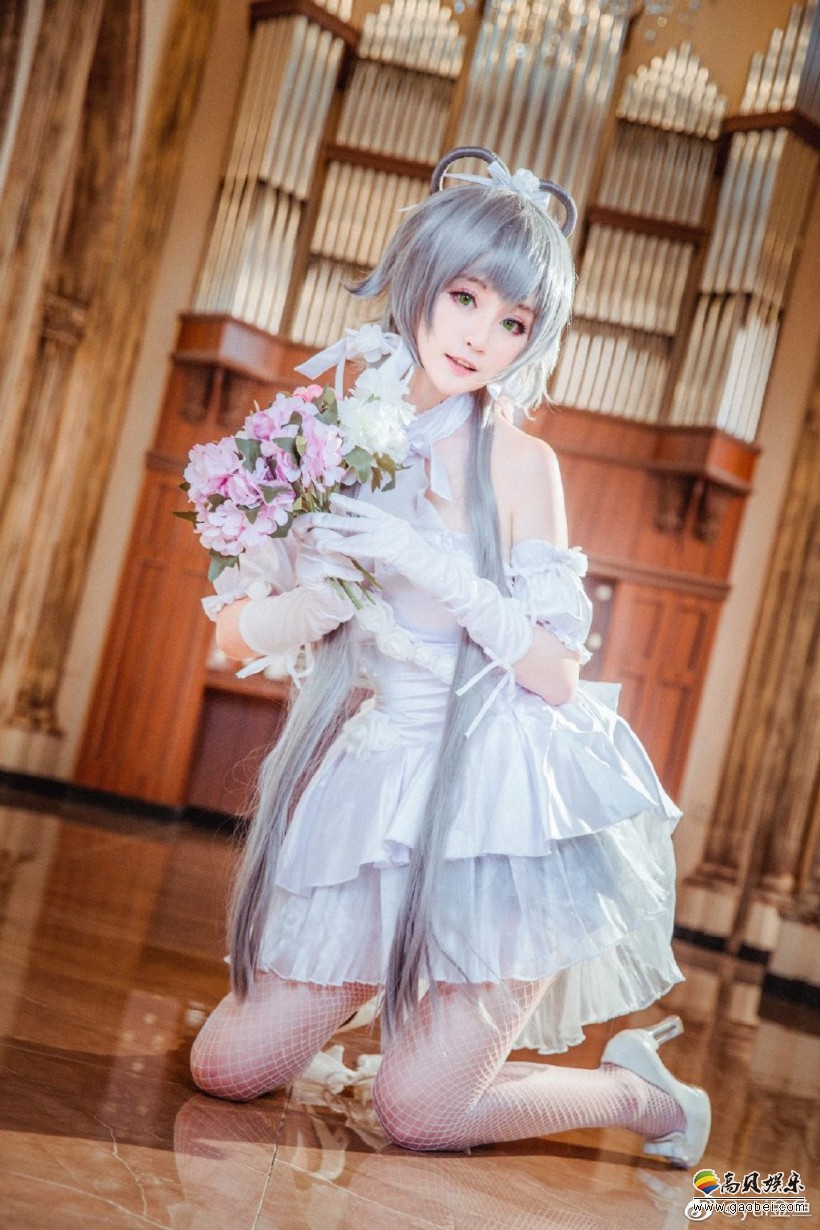 国内coser"yui金鱼"新作cos婚纱洛天依:有点冒失和天然的15岁少女