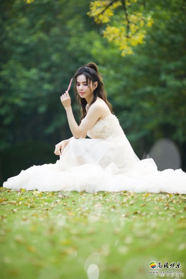 李若彤晒出自己身穿婚纱照片!白色抹胸长裙坐于树下,宛如仙女十分惊艳