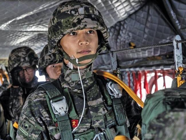 韩国兵务厅军人杂志公开shinee珉豪服兵役模样帅到就像在拍写真大片