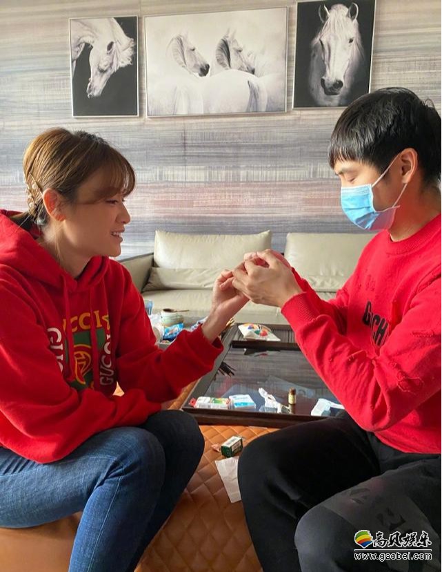 叶一茜晒出老公田亮给她贴创口贴照片，照片中笑得很甜蜜，狠撒一把狗粮