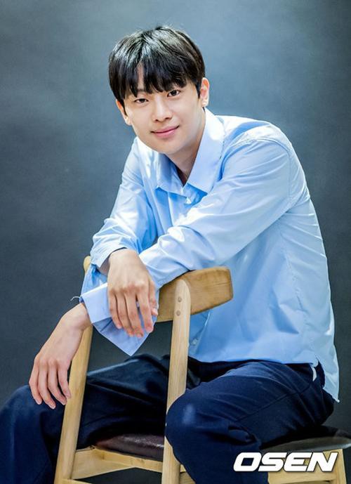 出演电视剧《爱的迫降》受到关注的李信盈为某时装杂志最新一期拍摄写真