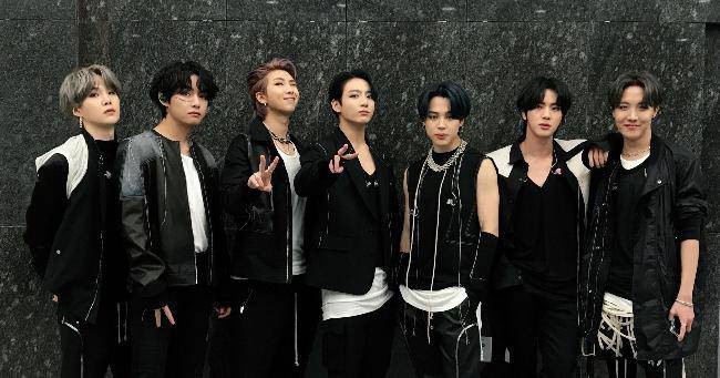 防弹少年团兼顾到日本市场，恭喜他们在本届日本金唱片奖中抱回四座奖项