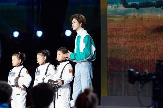 朱正廷亮相央视节目《一堂好课》走进北京航空航天大学并化身“课代表”