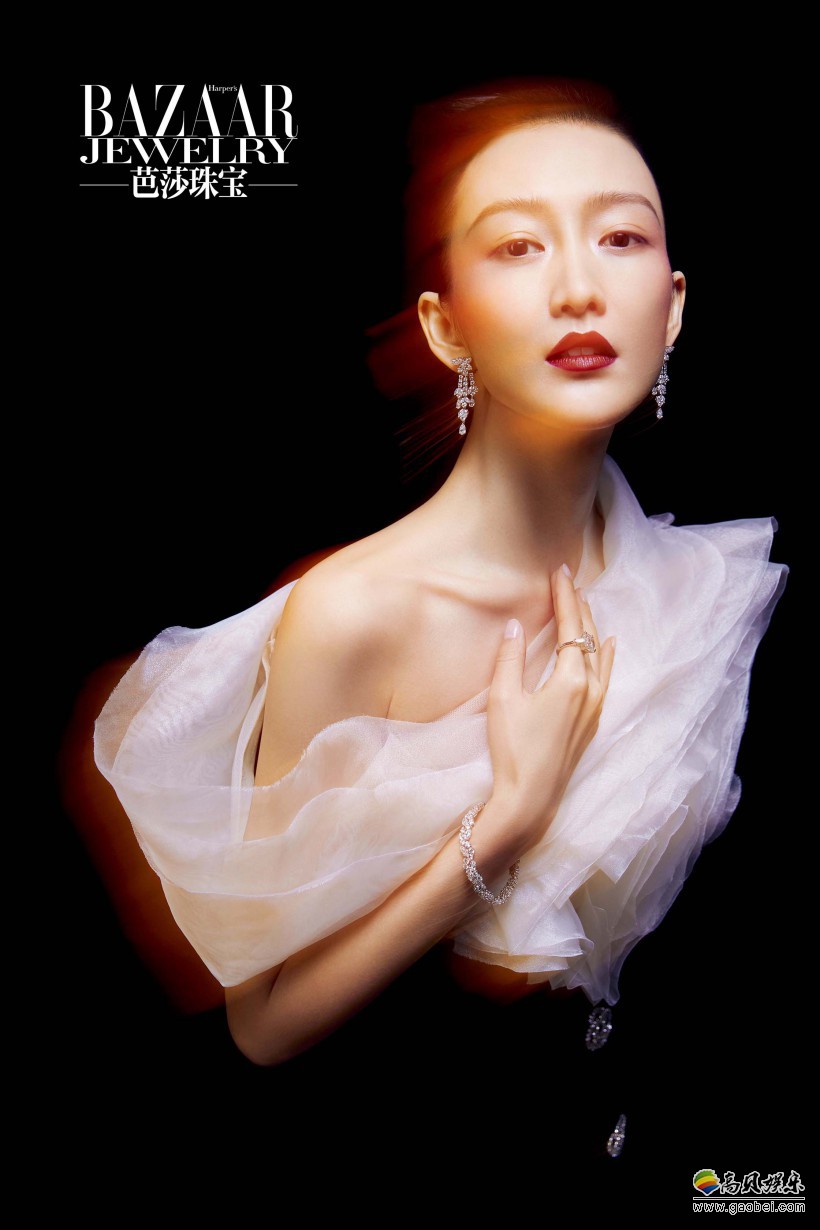 芭莎珠宝邀请王鸥拍摄新一期珠宝大片，黑色静谧背景之上，尽显极致华美