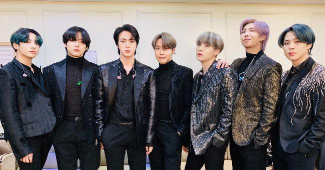 防弹少年团两度登上英国官方排行榜专辑榜首，而且横扫大小榜单冠军宝座