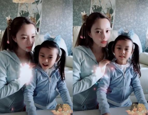 李小璐晒出和女儿甜馨视频！母女二人家中犯戏瘾，一本正经在镜头前演戏