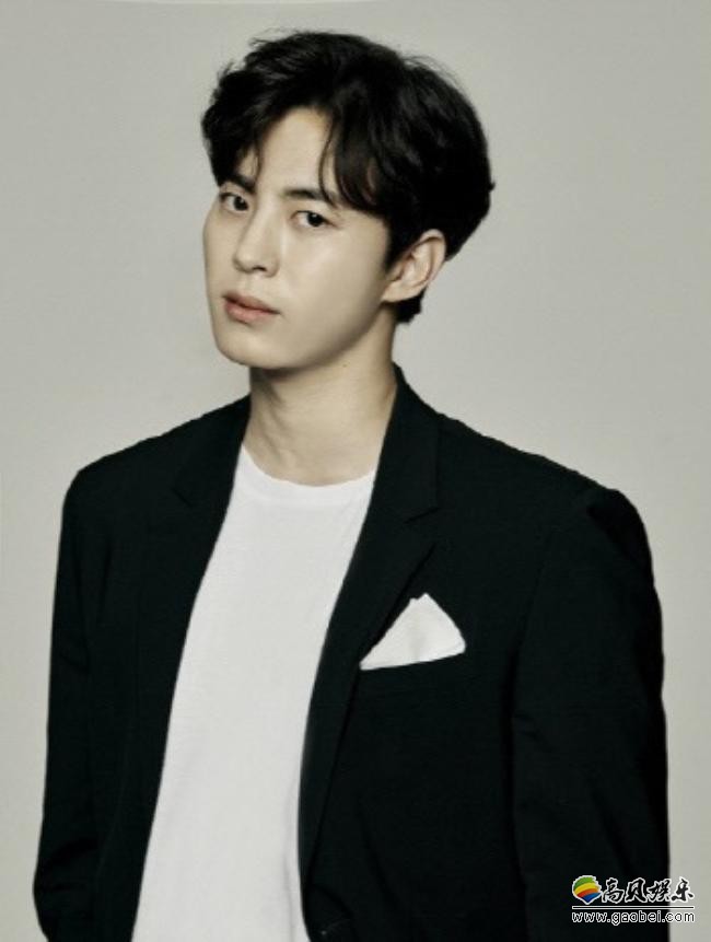 韩国VIXX组合弘彬对直播无礼发言道歉，表示当时喝酒了！今后会更加小心