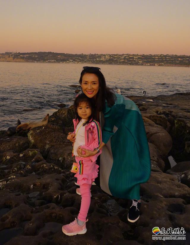 章子怡在微博晒出醒醒正在给汪峰带发夹图片，章子怡为此特意标注出日期