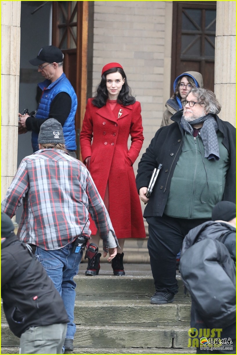 吉尔莫·德尔·托罗新片《玉面情魔》片场新照流出，鲁妮·玛拉一身红衣亮眼